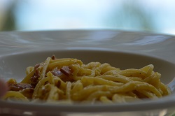 Cooking on vacation: a carbonara as it happens ...