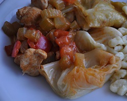 Cocido húngaro de pollo con col, cocina ligera