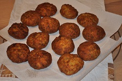 Kolokithokeftedes (κολοκυθoκεφτέδες), die griechischen Zucchini-Fleischbällchen