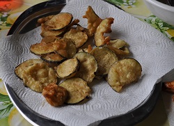 Melitzána tiganita (μελιτζάνα τηγανητά): fried eggplant, as in Greece
