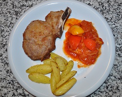 Milanese veal cutlet accompanied by ratatouille and crispy potatoes into wedges