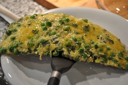Fast omelette with peas and mint