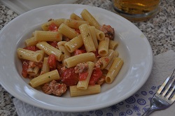 Pasta with raw sauce and tuna in oil