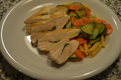 Petto di pollo alle spezie con verdure e pasta, ricetta light