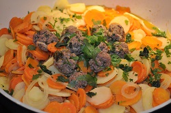 sautierten Karotten, Kartoffeln und Fleischbällchen: Küchenlicht