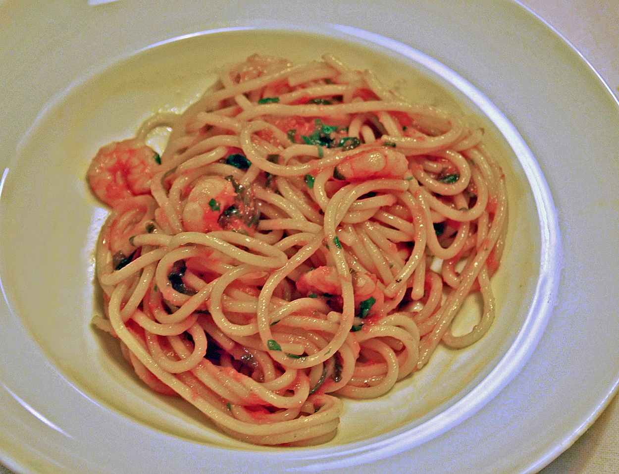 Spaghetti with prawns and rocket