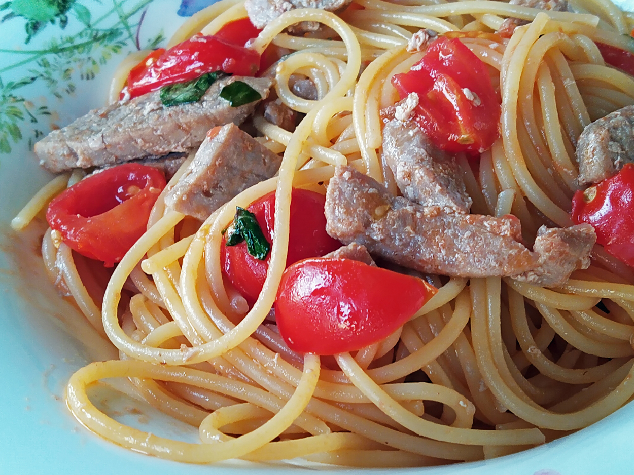 Spaghetti with fresh tuna and cherry tomatoes
