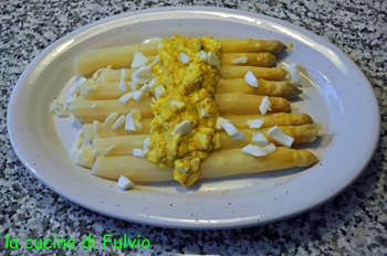 Asparagi bianchi di Bassano con salsa d'uovo alla veneta