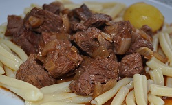 The beef goulash with cumin aroma, according to Tim Mälzer's recipe