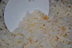Riz pilaf dans le cuiseur à riz