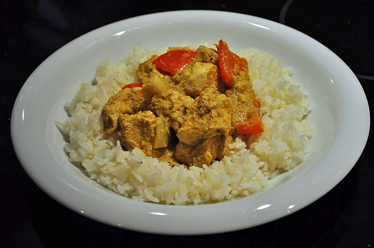 Pollo al curry con arroz basmati aromático