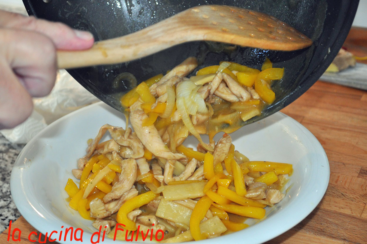 Pollo con peperoni e bambù, cucina cinese