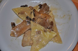 Ravioli mit Büffelmozzarella mit Cardoncelli Ragù