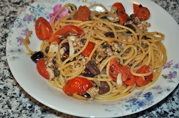 Spaghetti mit Tintenfisch, die weiße Version mit Kirschtomaten